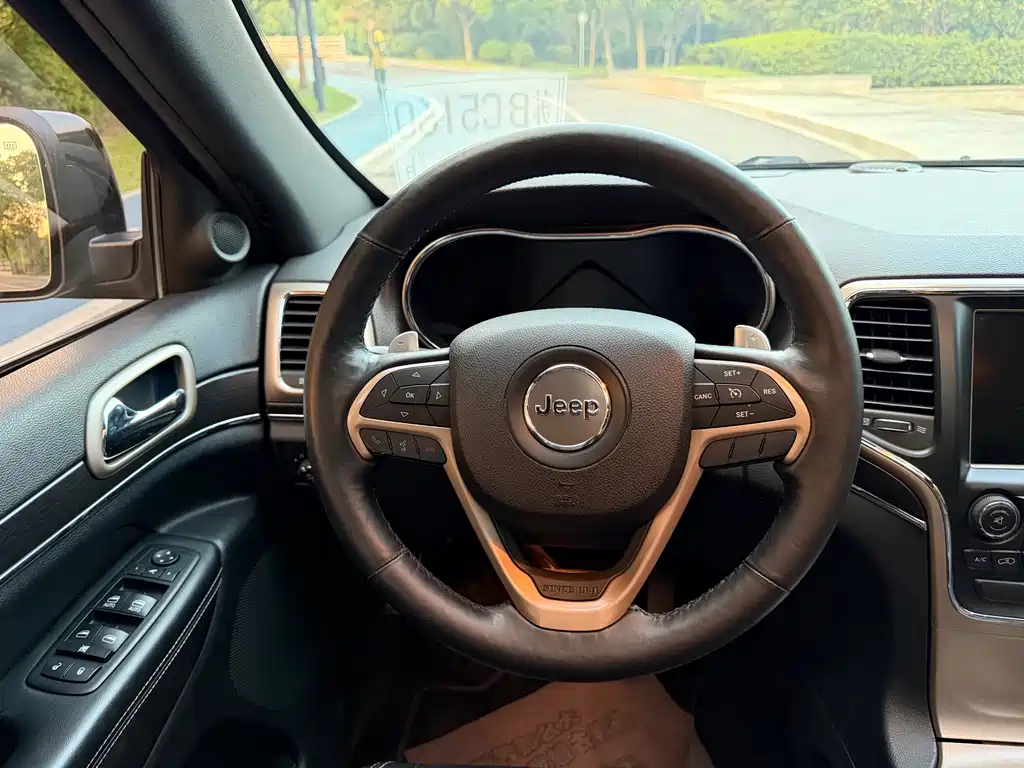 Jeep Grand Cherokee (Import) — миниатюра 10