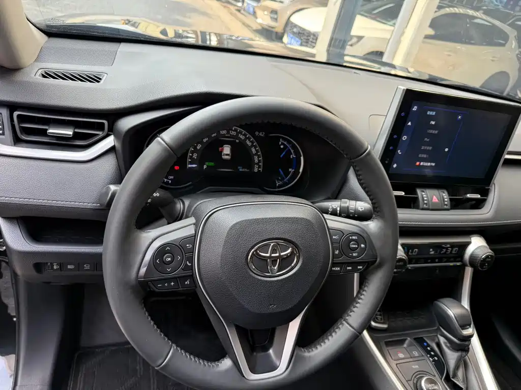 Toyota RAV4 — миниатюра 9