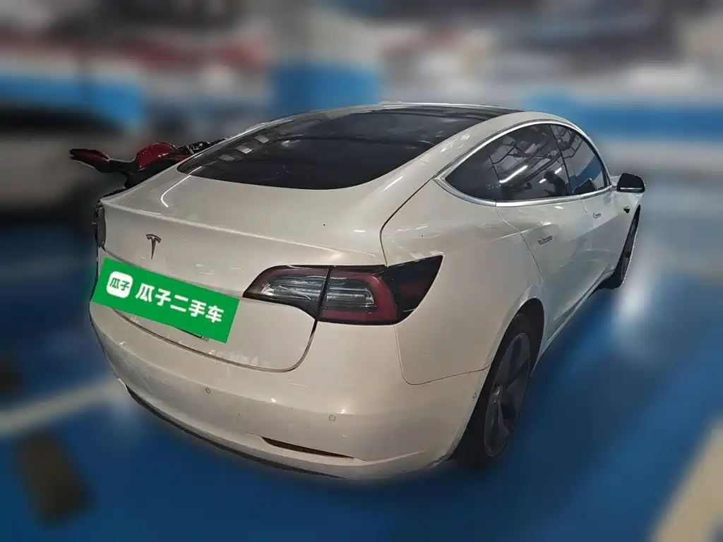 Tesla Model 3 — миниатюра 5