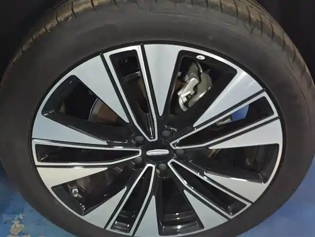 Geely Boyue L L 2025 1.5TD DCT