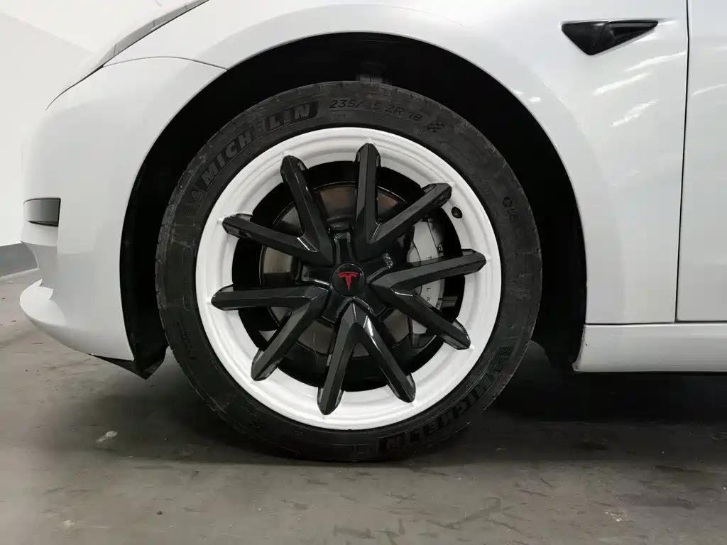 Tesla Model 3 — миниатюра 17