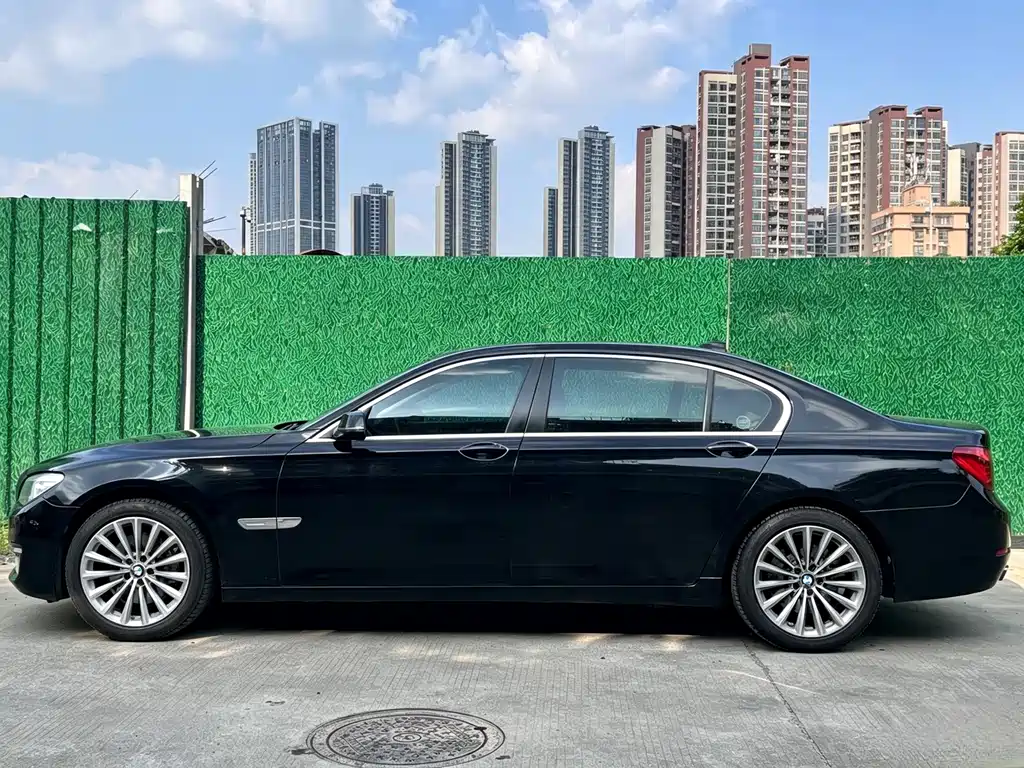 BMW 7 Series — миниатюра 12