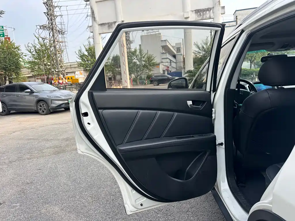 Luxgen U6 — миниатюра 11