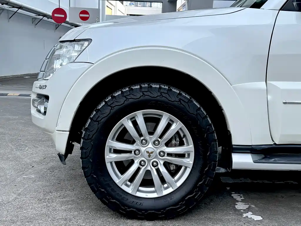 Mitsubishi Pajero (Import) — миниатюра 12