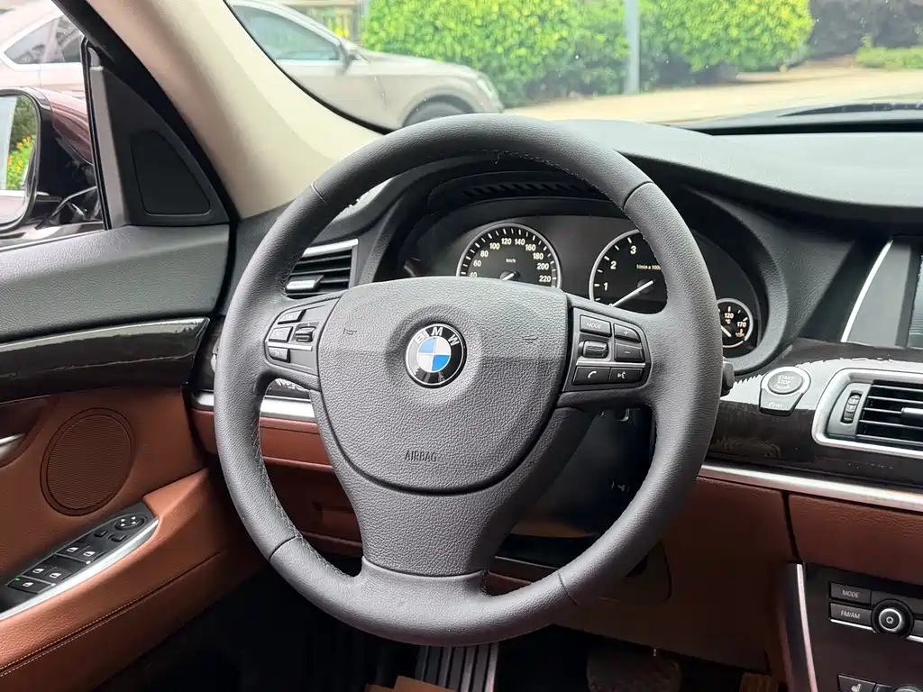 BMW 5 Series GT 5 GT 2014 528i Lead