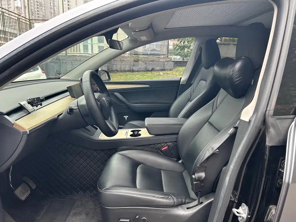 Tesla Model Y — миниатюра 7