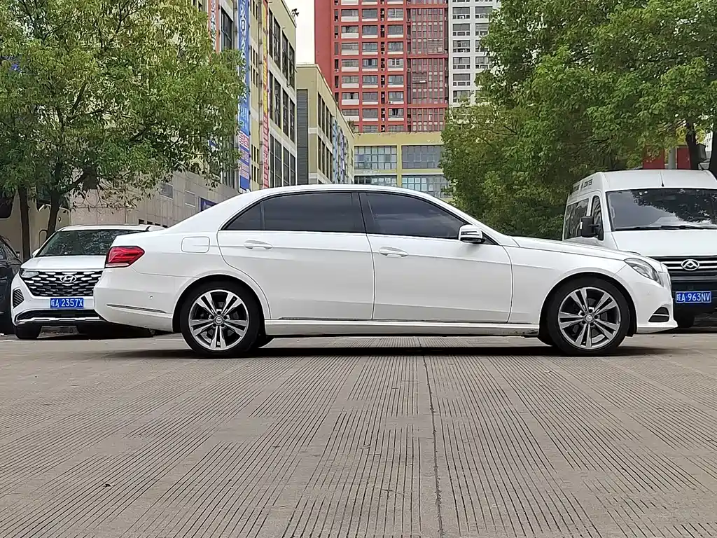Mercedes-Benz E-Class — миниатюра 8