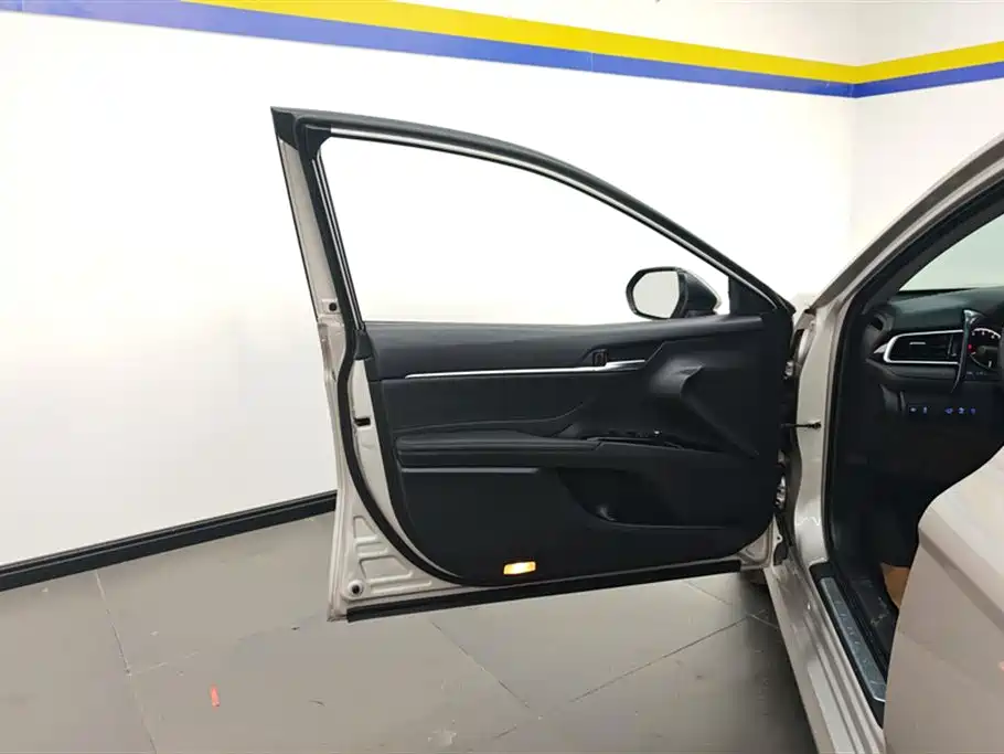 Toyota Camry 2021 2.0G Luxury