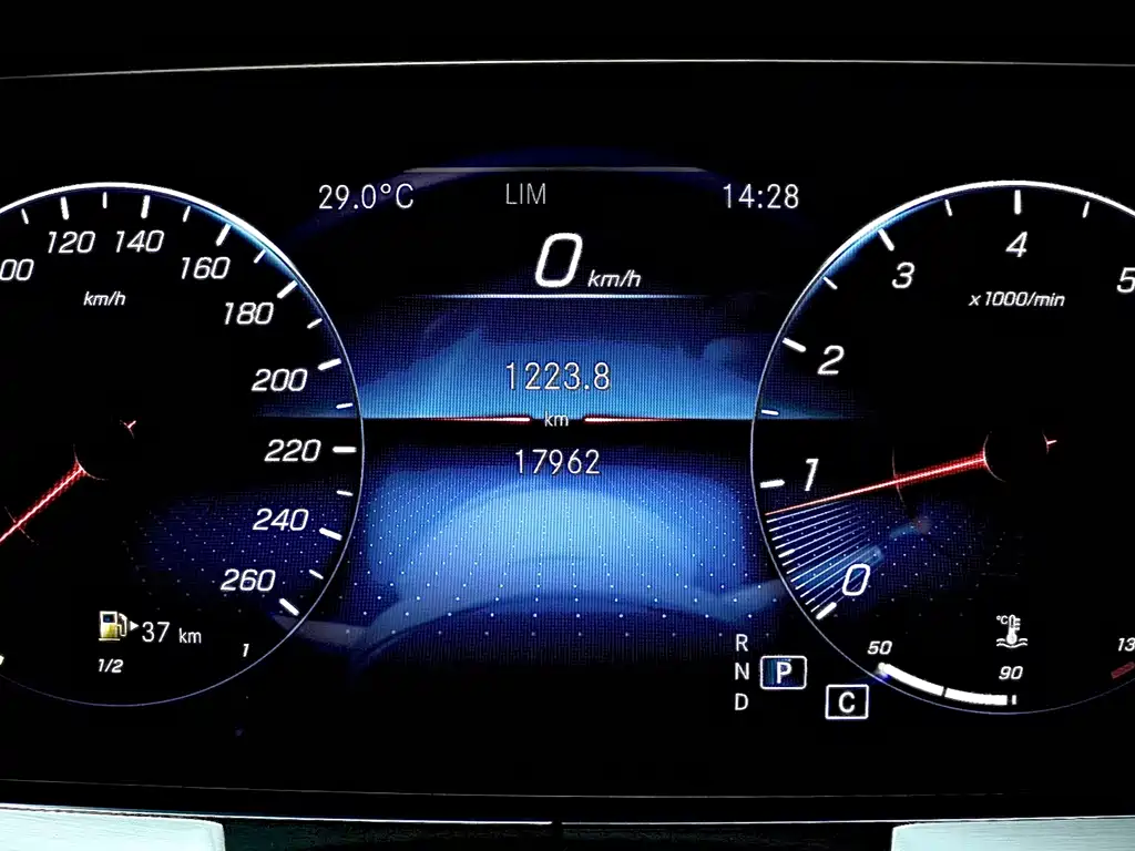 Mercedes-Benz E-Class (Import) — миниатюра 10
