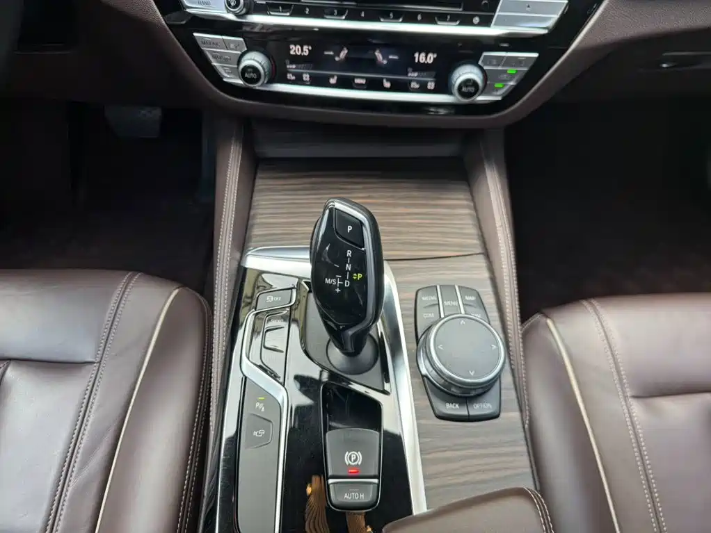 BMW 5 Series — миниатюра 9