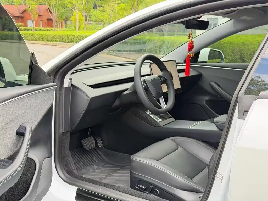 Tesla Model 3 — миниатюра 7