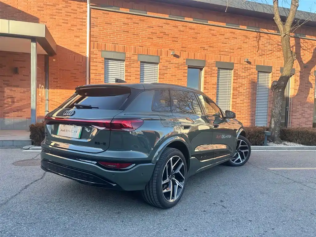 AUDI Q6L E TRON