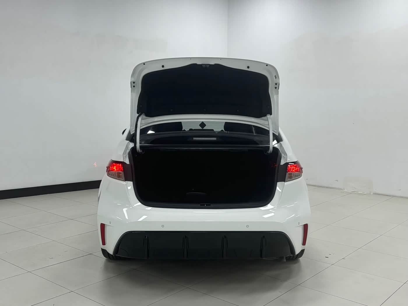 Toyota Levin 1.2 л 2023 г. Белый, пробег 3500 км