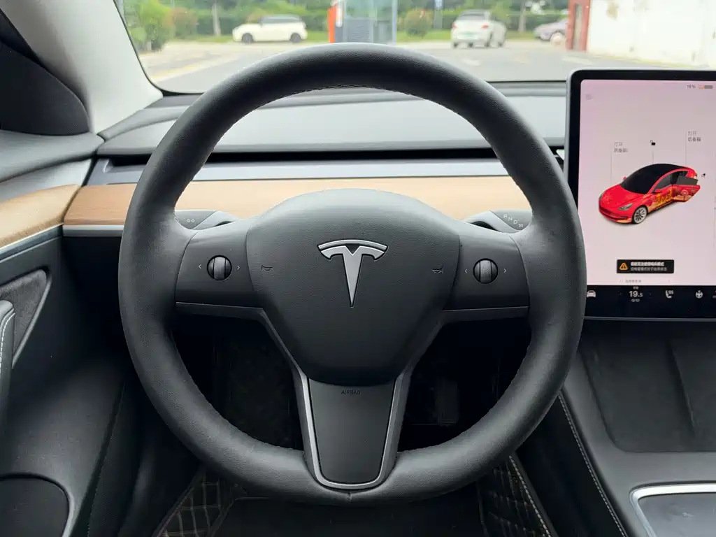Tesla Model 3 — миниатюра 9