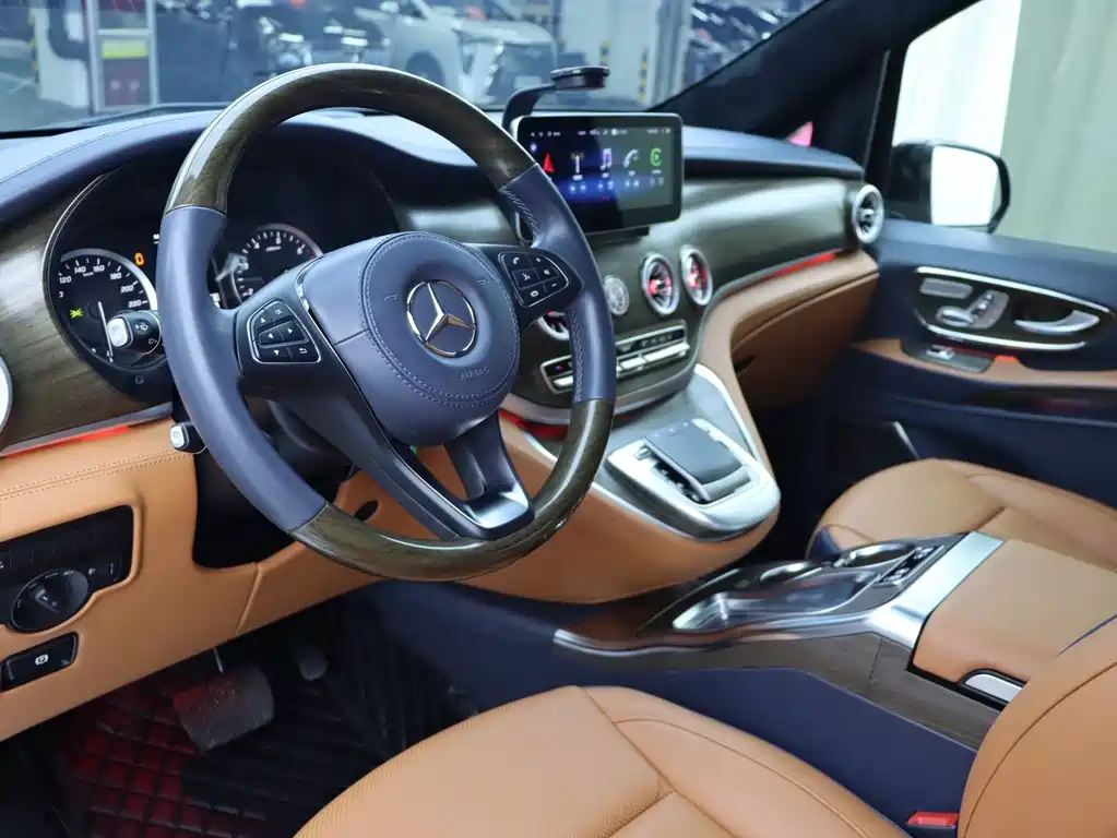 Mercedes-Benz Vito 2023 2.0T 7 мест