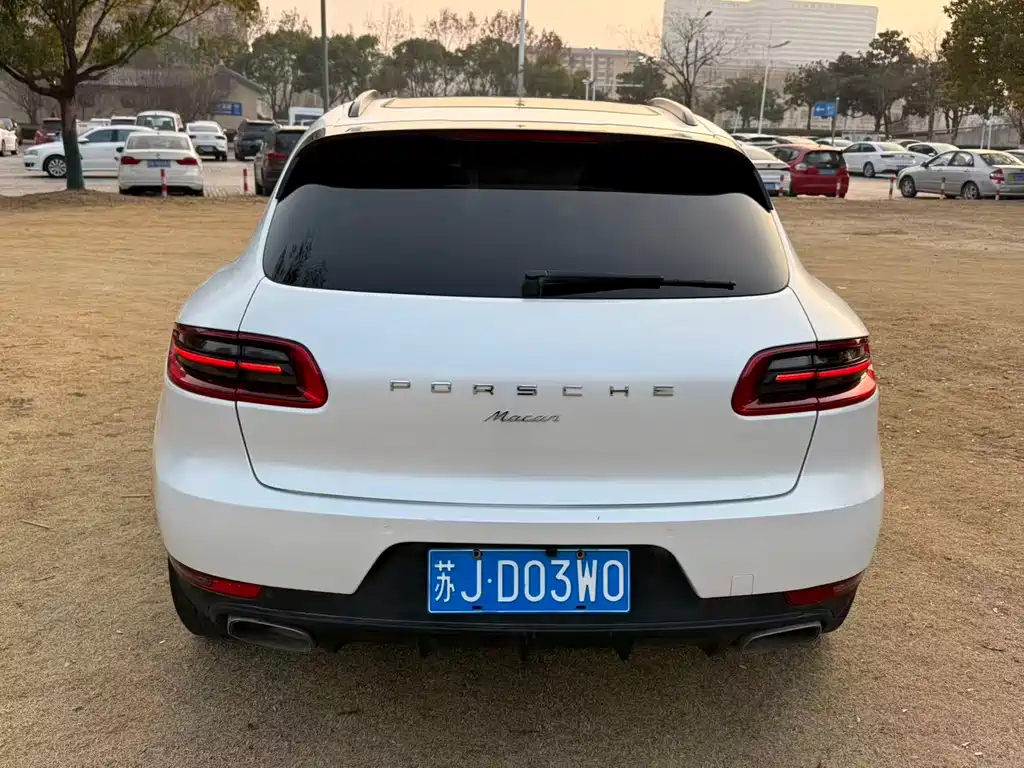 PORSCHE MACAN