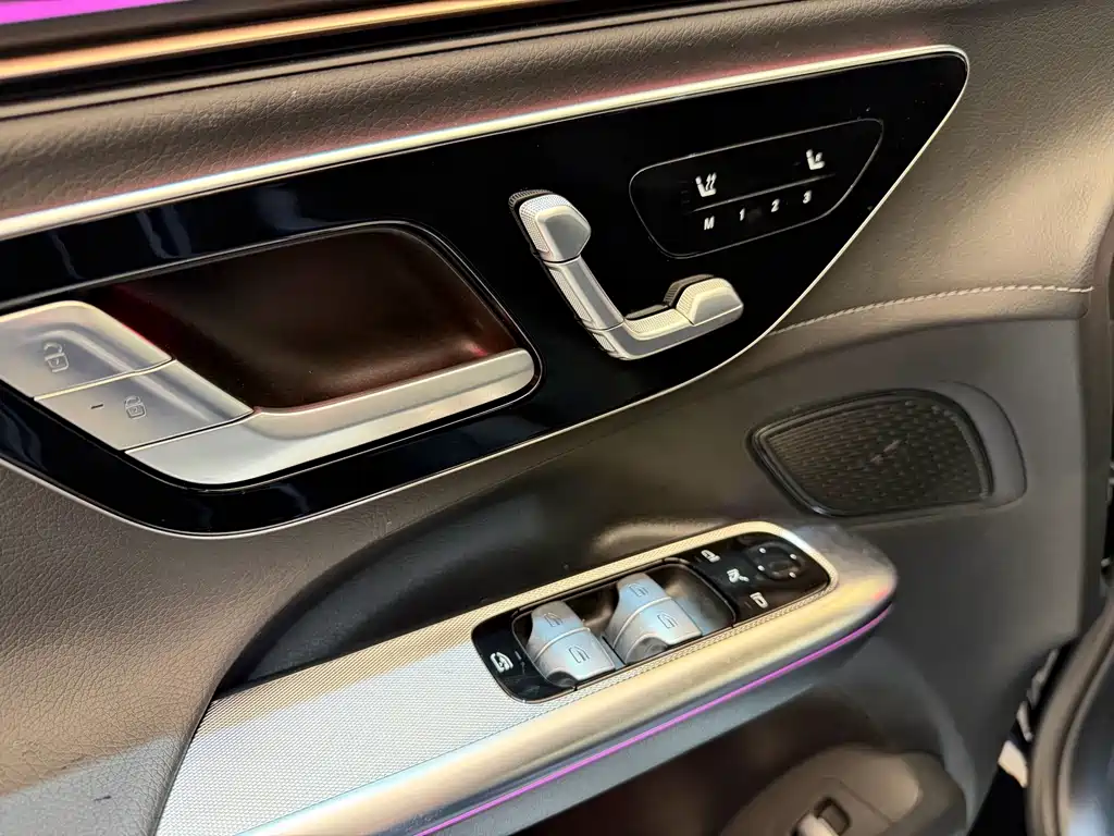 Mercedes-Benz EQE SUV — миниатюра 12