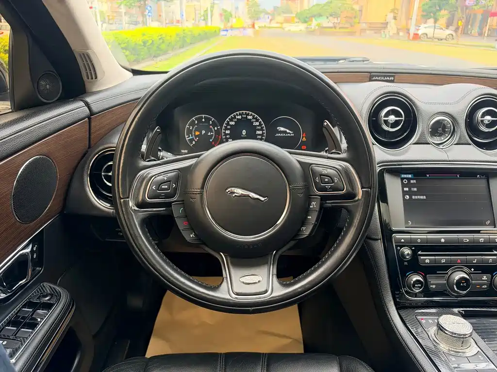 Jaguar XJ — миниатюра 12
