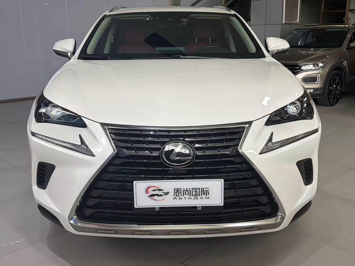 Lexus NX 2.0 л 2021 г. Белый, пробег 48000 км