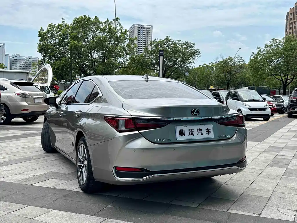 Lexus ES 2021 260