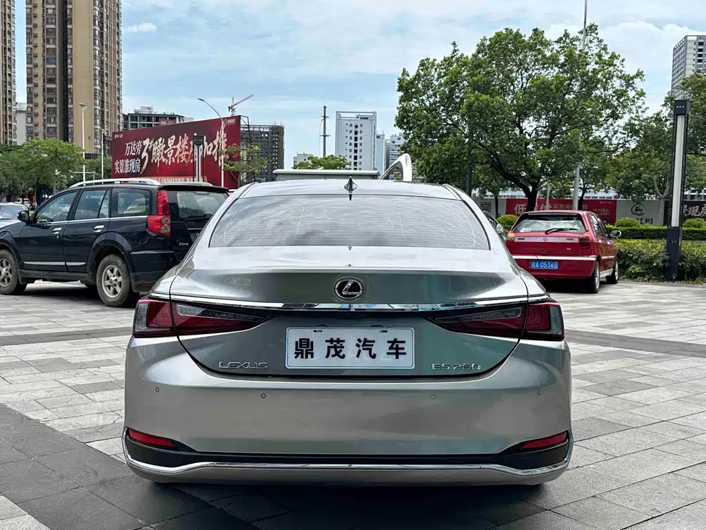 Lexus ES 2021 260