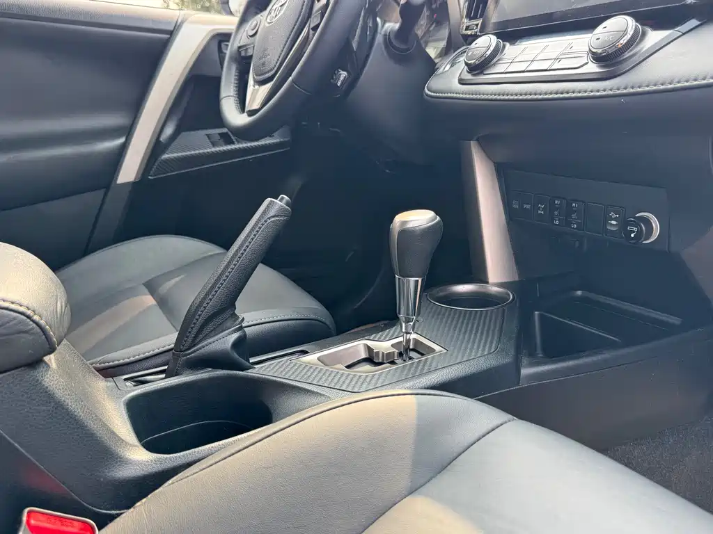 Toyota RAV4 — миниатюра 12