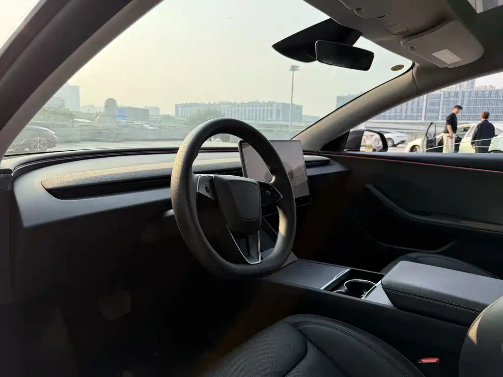 Tesla Model 3 — миниатюра 7