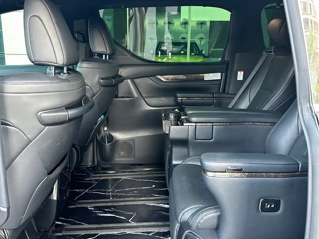 Toyota Alphard — миниатюра 6