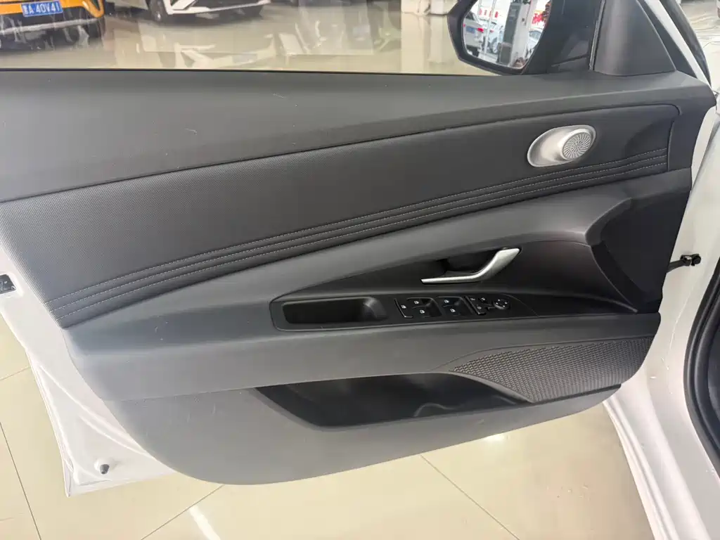 Hyundai Elantra — миниатюра 8