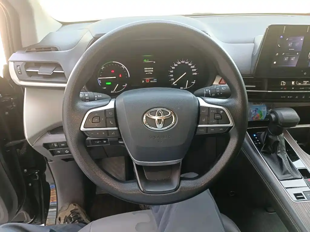 Toyota Granvia — миниатюра 11