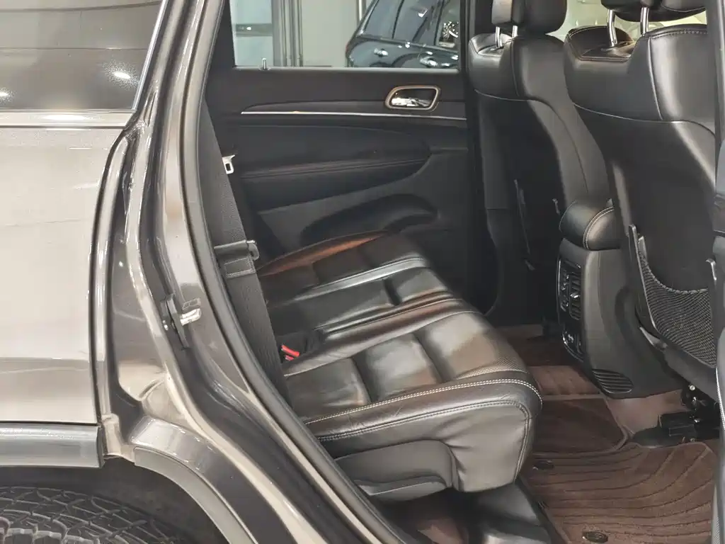 Jeep Grand Cherokee (Import) — миниатюра 14