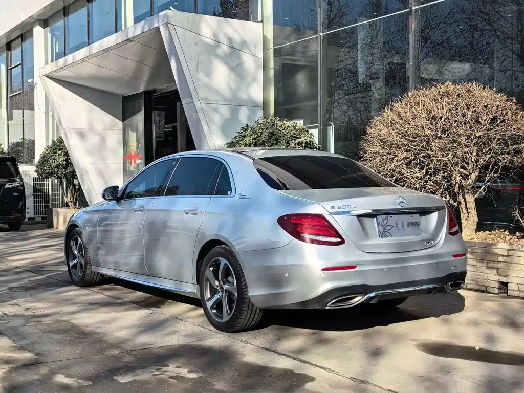 Mercedes-Benz E-Class — миниатюра 2