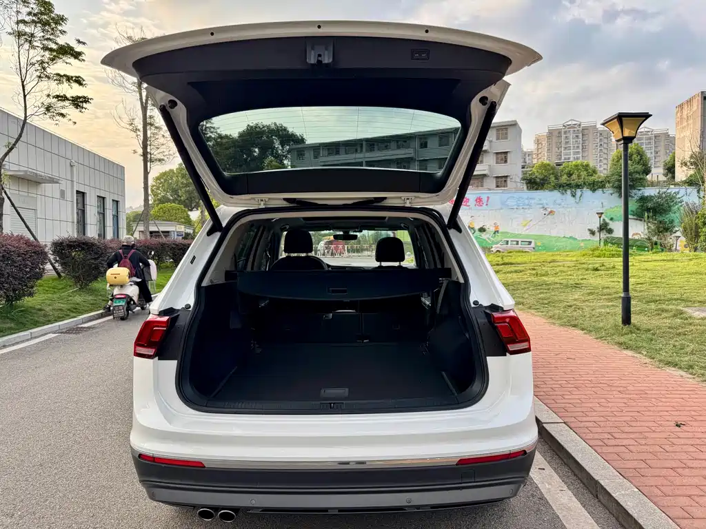 Volkswagen Tiguan L — миниатюра 12