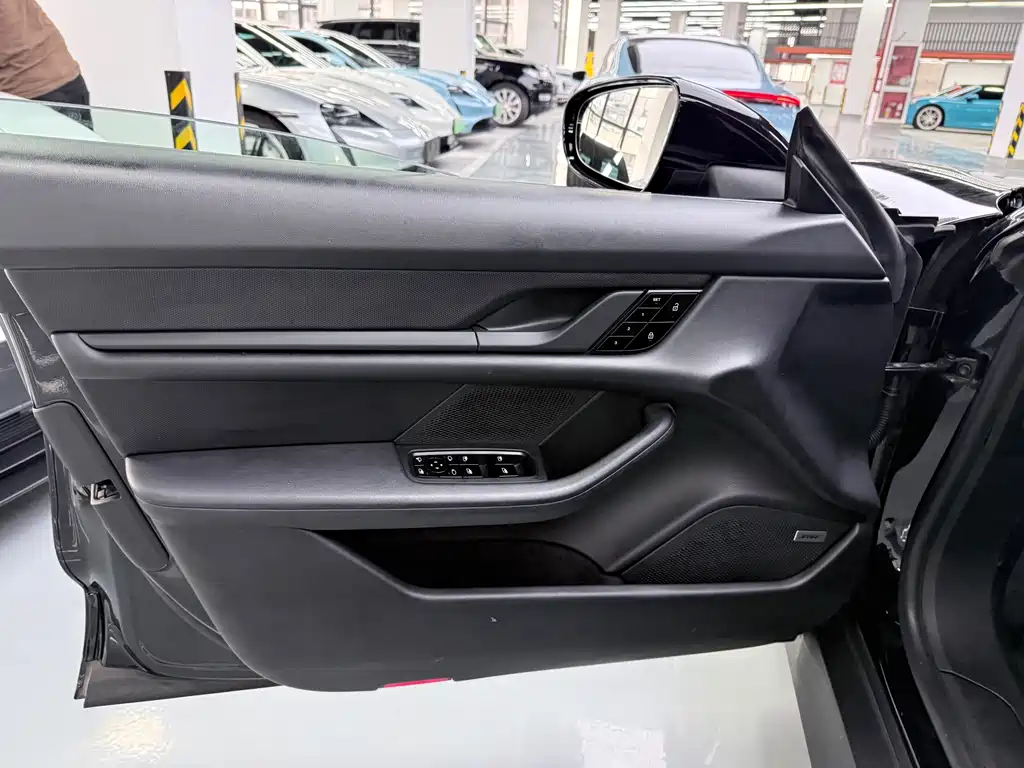 Porsche Taycan — миниатюра 6
