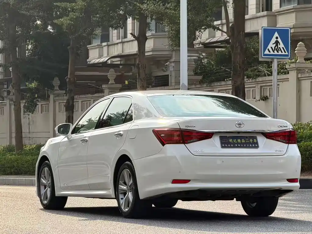 Toyota Crown — миниатюра 5