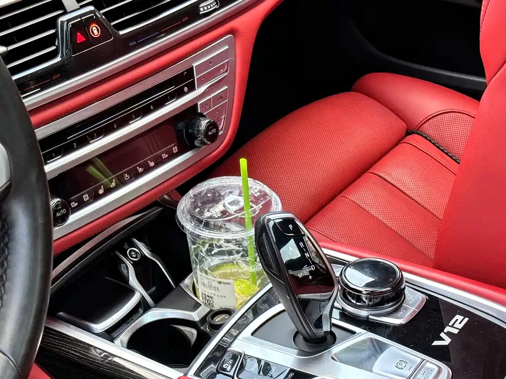 BMW 7 Series — миниатюра 17