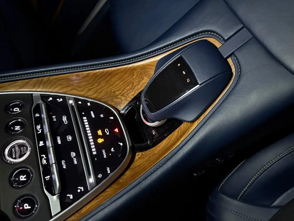 Aston Martin DB11 — миниатюра 6