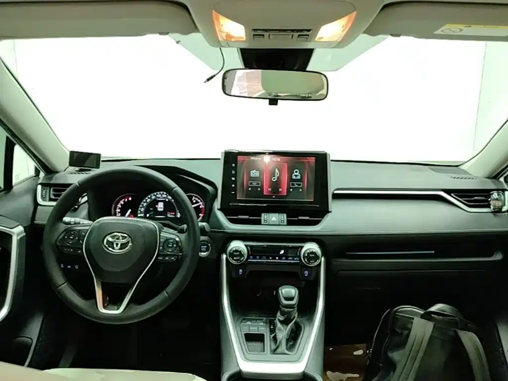 Toyota RAV4 — миниатюра 10