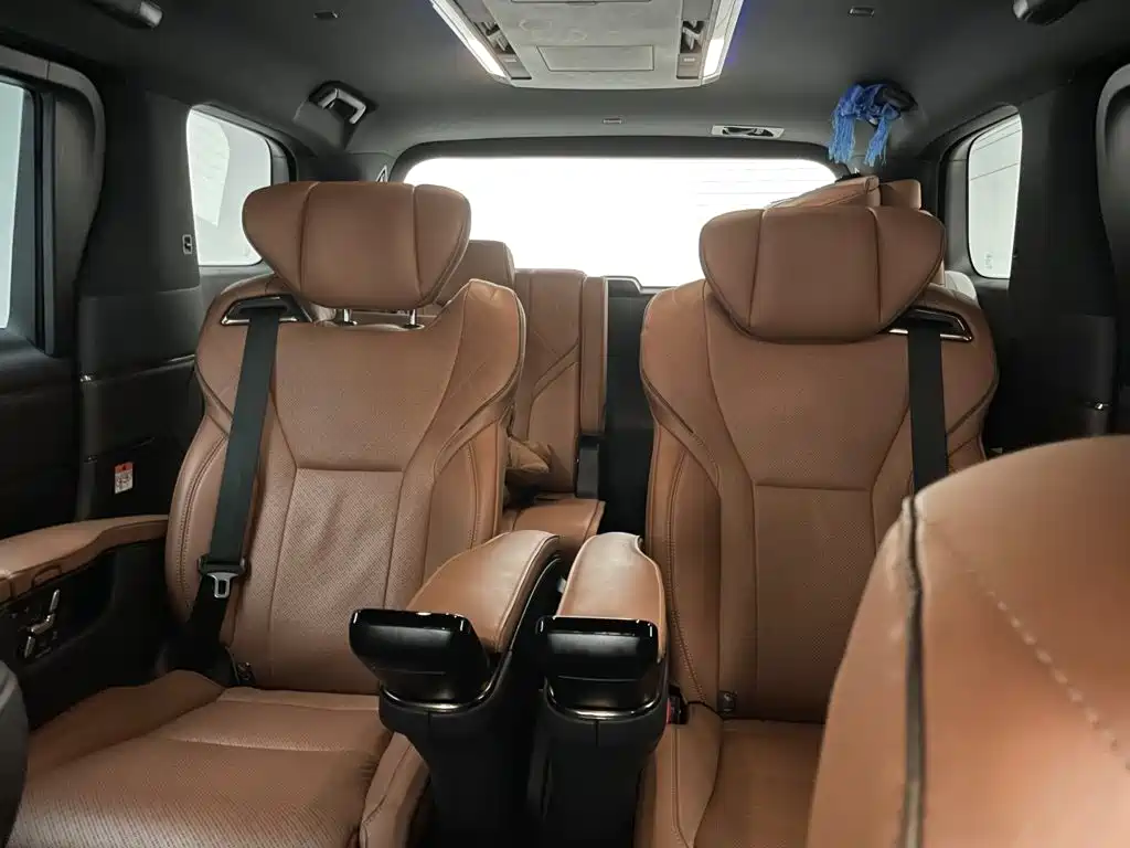 Toyota Alphard — миниатюра 9
