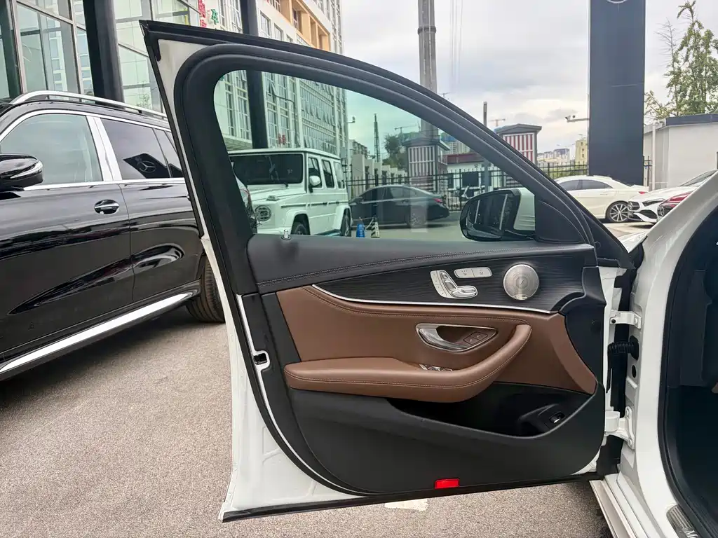 Mercedes-Benz E-Class — миниатюра 13