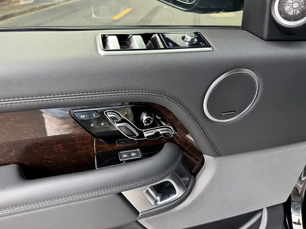 Land Rover Range Rover — миниатюра 8