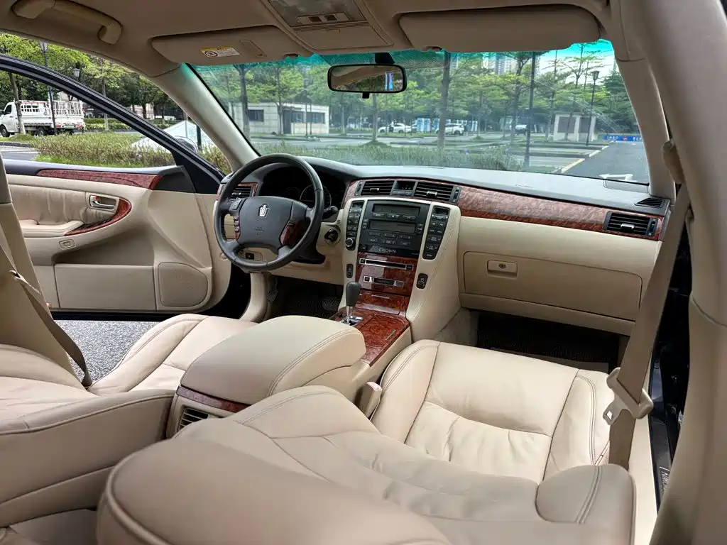 Toyota Crown — миниатюра 8