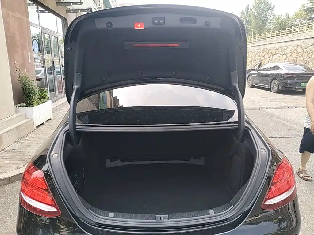 Mercedes-Benz E-Class — миниатюра 19