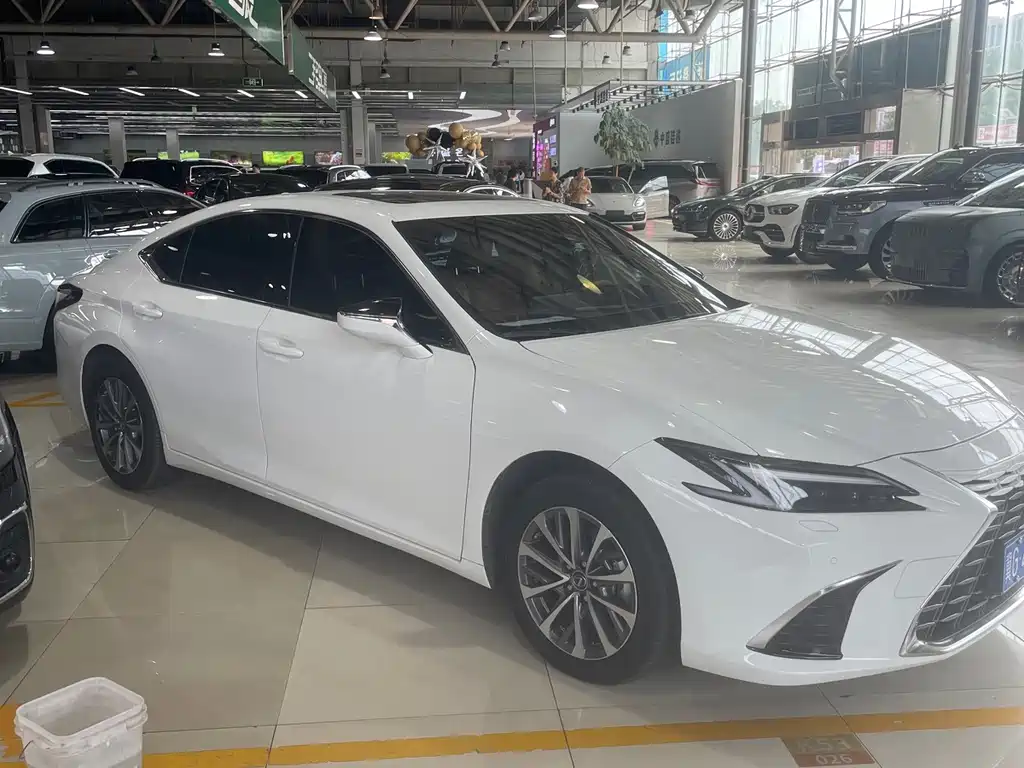 Заказать Lexus ES 2026 года за 5 193 294 ₽  из Китая