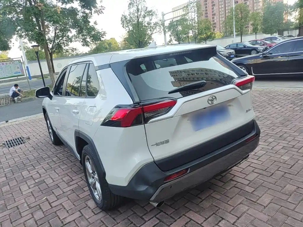 Toyota RAV4 — миниатюра 5