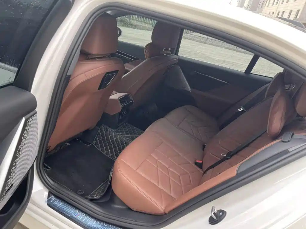 BMW 5 Series — миниатюра 10