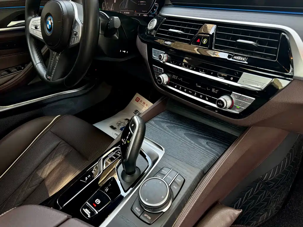 BMW 5 Series New Energy — миниатюра 7
