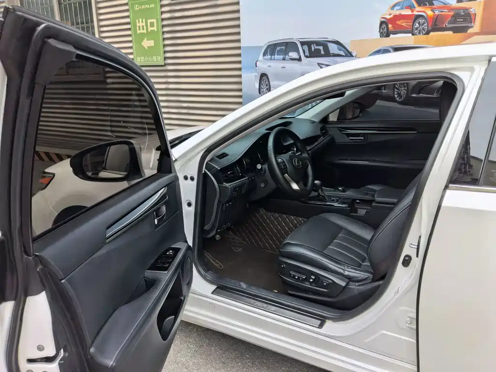 Lexus ES 2015 300h Comfort