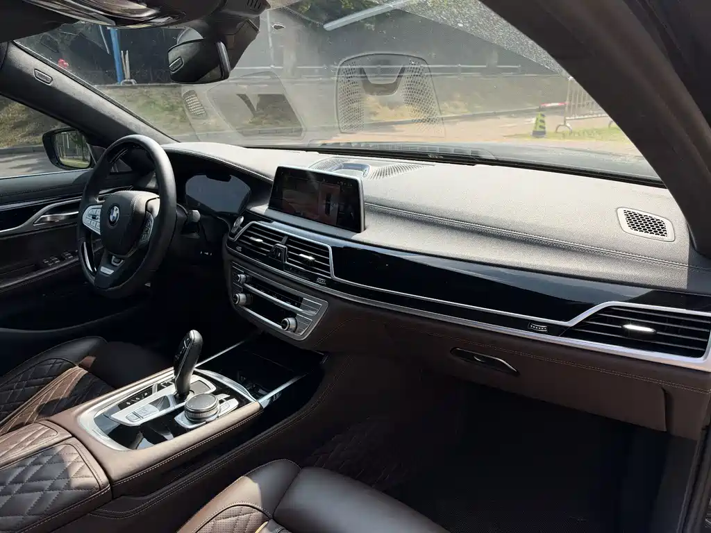 BMW 7 Series — миниатюра 18