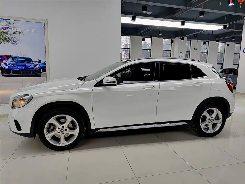 MERCEDES-BENZ GLA